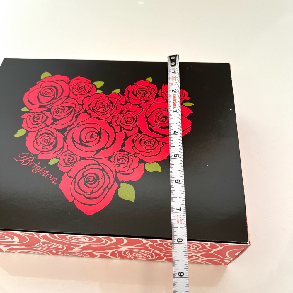 Brighton Gift Box Heart shaped Roses are Red - Picture 8 of 9